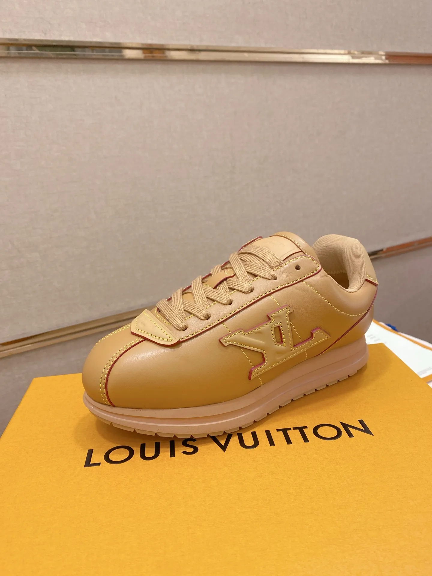 Men's shoes💰: Couple style 700💰LOUIS VUITTON Footint Soccer sneakers‼ ️ The top version, the same sneakers for LV couples. You will look fashionable when you wear them. This Footint Soccer sneaker was unveiled in the 2025 spring and summer series fashion show. The tongue is embellished with the Lvers United badge inspired by the football team. The rubber sole of the foot is decorated with multiple Louis Vuitton logos. The original latest packaging. Fabric: original imported cowhide. Lining: original imported breathable mesh. Foot pad: original injection molding pad. Outsole: original molded T combination outsole. Size: 35-45.
